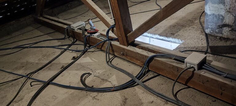 gaine électrique comble rénovation prise luminère Voiron 38 isère Réaumont renage