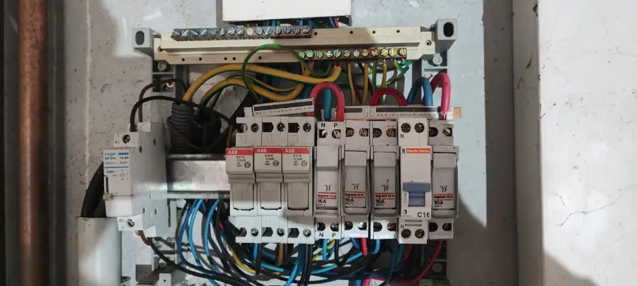 Un ancien tableau électrique pour un devis afin de remplacer le tableau électrique à Rives 38140 par Bud Elec