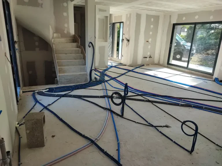 installation des gaines électriques sur une dalle béton dans une maison neuve en construction