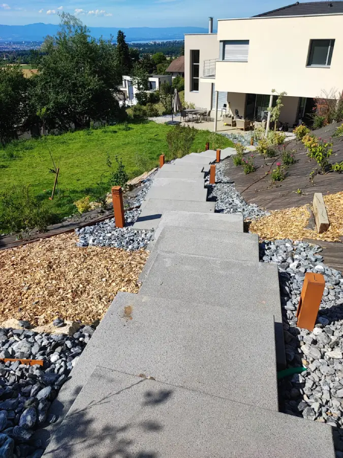 un escalier extérieur avec de grande marche et un éclairage tout le long jusqu'à la maison neuve