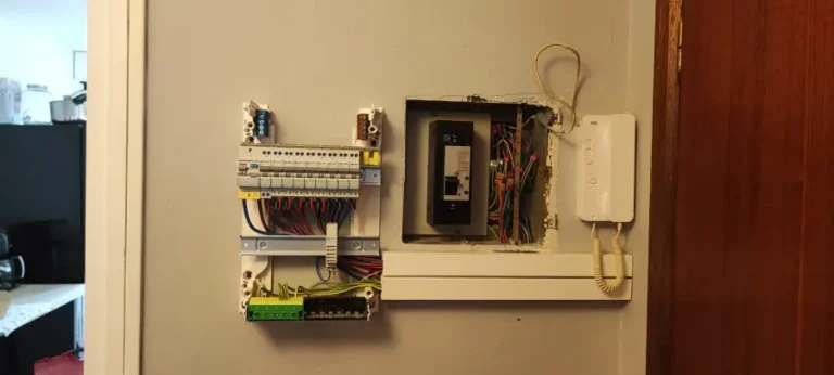 Remplacement d'un tableau électrique avec la mise en place de goulotte. Avec disjoncteurs et interrupteur différentiel